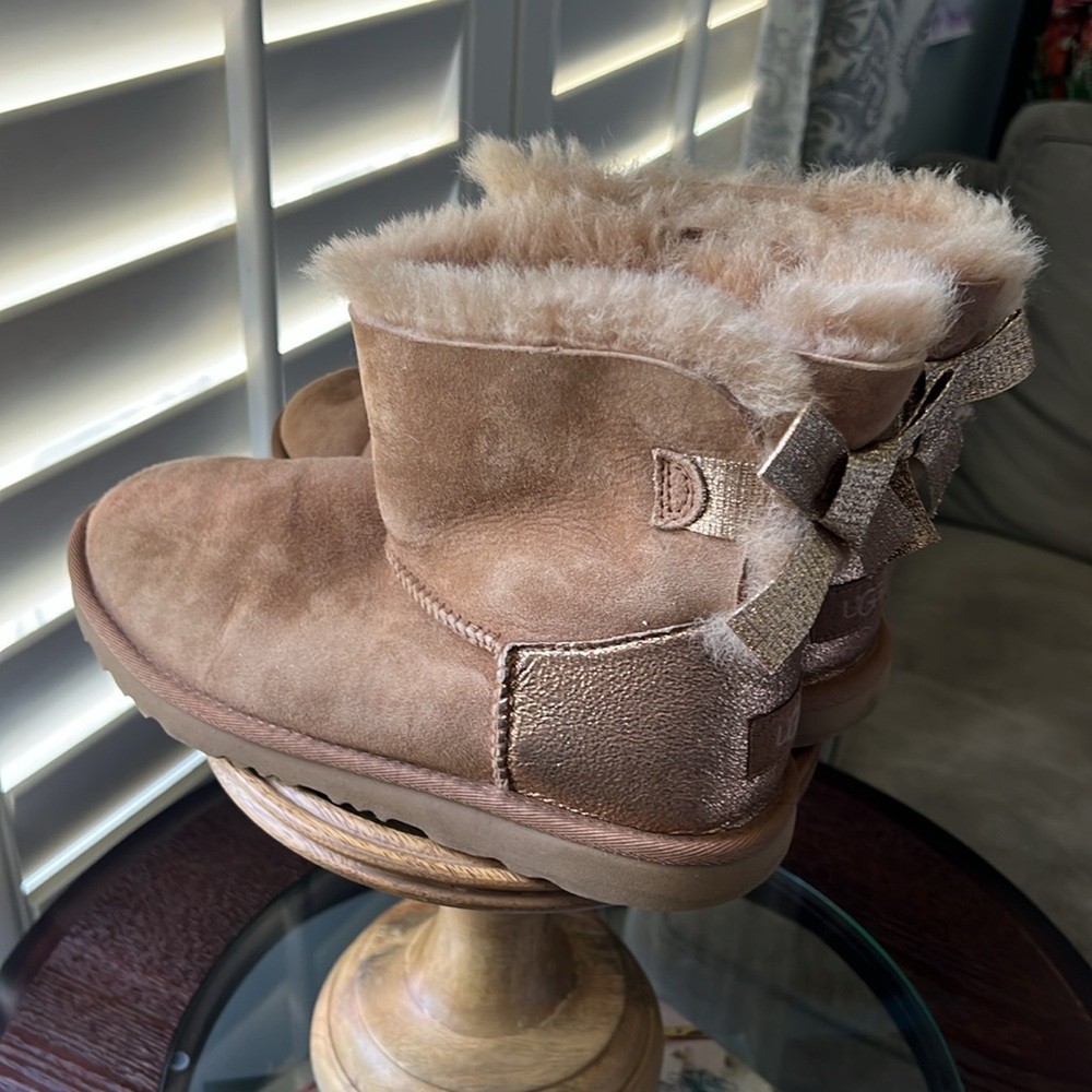 UGG, women’s 5, Glittering Gold UGG bow Boots, Gently preloved EUC - Picture 8 of 11
